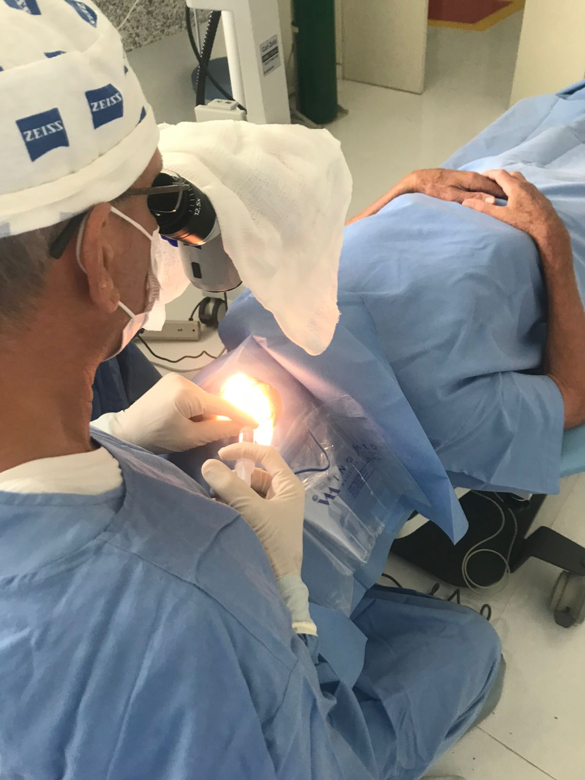 Dr. Horta Barbosa durante procedimento oftalmológico